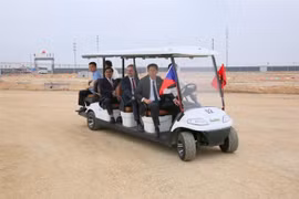 捷克总理视察设在广宁省的斯柯达汽车组装制造厂项目