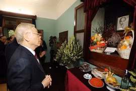 越共中央总书记阮富仲敬香缅怀胡志明主席