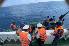 及时将海上遇险渔民送到长沙岛救治