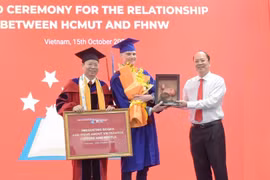 越南向瑞士西北应用科学和艺术大学赠送“越南书柜” 宣传推广越南文化历史