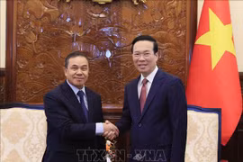 国家主席武文赏会见前来辞行拜会的老挝驻越南大使森菲特·宏本让