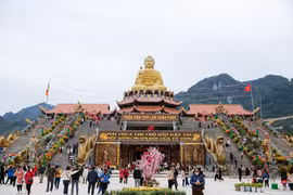 宣光省宗教文化旅游迎来迎新祈福大客流