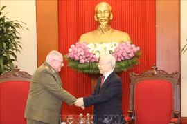 越共中央总书记阮富仲会见古巴革命武装力量部长阿尔瓦罗•洛佩斯•米耶拉