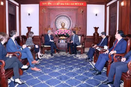 胡志明市领导会见英国首相贸易特使马克·卡尼尔