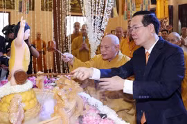 越南国家主席武文赏在胡志明市向佛教信徒致以佛诞节祝福