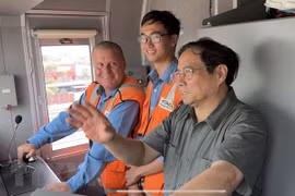 越南政府总理范明政视察督导胡志明市公共投资项目和人民保健项目建设