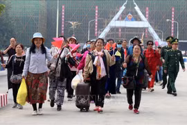 疫情爆发三年后中国首批游客通过老街省国际口岸入境越南