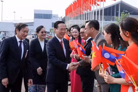 越南国家主席武文赏抵达万象 开始对老挝进行的正式访问