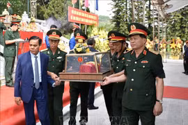 河静省为在老挝牺牲的10名烈士举行追悼会