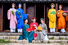 越南年轻人致力于推崇传统五身奥黛之美 