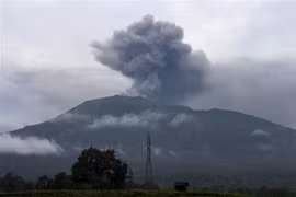 印尼火山喷发 至少11名登山者遇难