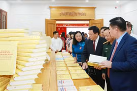 越共中央总书记阮富仲关于下定决心胜利实施越共十三大决议的一书首发仪式在河内举行 