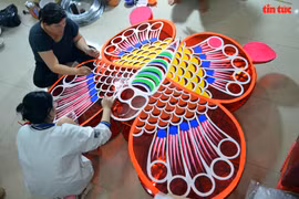 越南最大中秋灯笼制作村赶制灯笼喜迎中秋