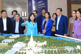老挝人民革命党中央办公厅干部代表团赴越南手工艺村精华中心和VinUni大学进行实地考察