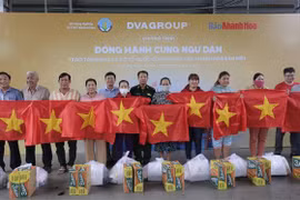 向靠长沙谋生的渔民赠送3000面国旗