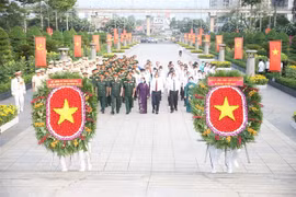 越南实现国家统一48周年：胡志明市领导敬香缅怀革命先烈