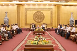 越南宁平省新闻机构与老挝《共产主义》杂志加强交流活动