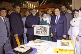 越南国会主席王廷惠出席伊朗越南文化周开幕式