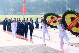 越南国庆78周年：越南党和国家领导入陵瞻仰胡志明主席遗容