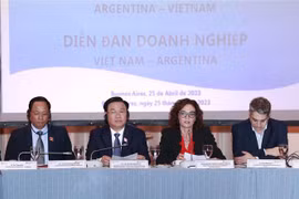 越南国会主席王廷惠出席越阿企业论坛
