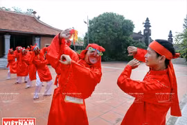 越南清化省艺人努力保留 “春谱舞蹈”（组图）