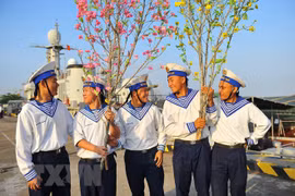 向DK 1海上高脚屋和昆岛县战士和居民送去春节温暖