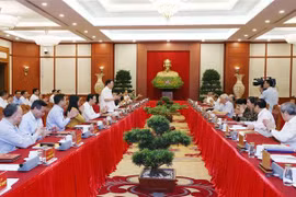 面向越共十三大：中央政治局同河内市委常委会举行工作座谈会