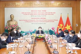 越南共产党中央宣教部与古巴共产党中央思想委员会举行会谈
