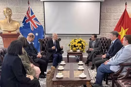 越南驻澳大利亚大使范雄心会见澳大利亚-越南商业理事会代表团。图自越通社