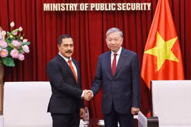 越共中央政治局委员、公安部部长苏林大将（右）与印尼国家警察副司令阿库斯-安特利延多。图自越通社