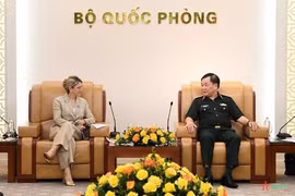 越南国防部副部长黄春战上将会见法国退伍军人和战争记忆国务秘书帕特里夏·米拉莱斯女士。图自《人民军队报》