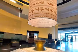 “回声”专题展向公众推介越南2000多年前从雄王时期到东山文化最辉煌时期的近100件珍贵文物、图像和资料。图自越通社
