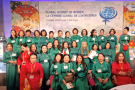 出席全球妇女峰会的欧洲越南妇女论坛代表团。图自越通社