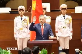 越南国家主席苏林宣誓就职。图自越通社
