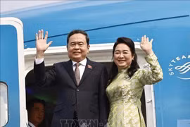 国会主席陈青敏和夫人启程对新加坡和日本进行正式访问。图自越通社