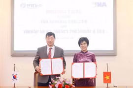 越南通讯社社长武越庄与韩国联合通讯社代表理事社长黄大一签署会谈纪要。图自越通社