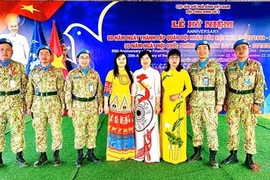 国防部工作团成员在阿卜耶伊的庆祝仪式上合影留念（图片来源：人民军队报）