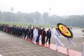 越南国会代表拜谒胡志明主席陵墓（组图）