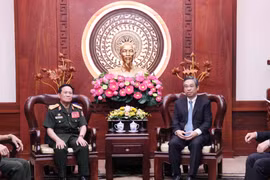 胡志明市市委副书记阮福禄会见老挝万象首都老战士协会主席法隆·林通少将。图自越通社
