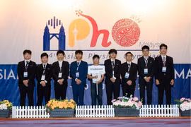 参加2024年亚洲物理奥林匹克竞赛的越南学生。图自越通社