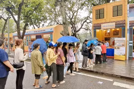 参加2024年河内市秋天节的游客们。图自laodongthudo.vn