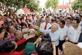 阮富仲总书记于2017年11月15日在海防市全民族团结日之际与海防市永保县荣光乡的人民会面。图自越通社