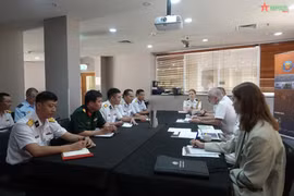 9月11日下午，皇家澳大利亚海军舰队指挥官克里斯托弗·史密斯少将礼节性会见了越南海军军种副参谋长阮曰庆少将。图自《人民军队报》