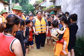 政府总理范明政走访慰问北江省越安市云河乡受灾人民。图自越通社
