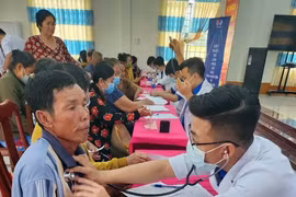 青年医师为坚江省人民免费看病。图自越通社