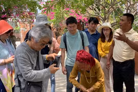 韩国游客参观宁顺省宁福县福民镇的宝竹（Bàu Trúc）陶瓷村。图自越通社