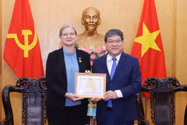 胡志明国家政治学院常务副院长阮维北副教授向瑞典驻越特命全权大使安·马威授予“致力于政治理论培训事业”纪念章。图自越通社