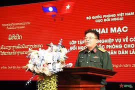 国防部外事局副局长裴仲孝大校在开班仪式上发表讲话（图片来源：人民军队报）