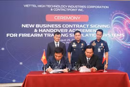 Viettel High Tech首席执行官阮武河（左）与菲律宾领先科技公司ContactPoint首席执行官小塞萨尔签署合同。图自越通社