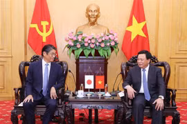 越共中央政治局委员、胡志明国家政治学院院长、中央理论委员会主席阮春胜会见了日本新任驻越南大使伊藤直树。图自越通社